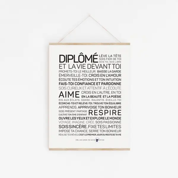 Une affiche avec la mention 'Diplômé(e)' en noir et blanc.