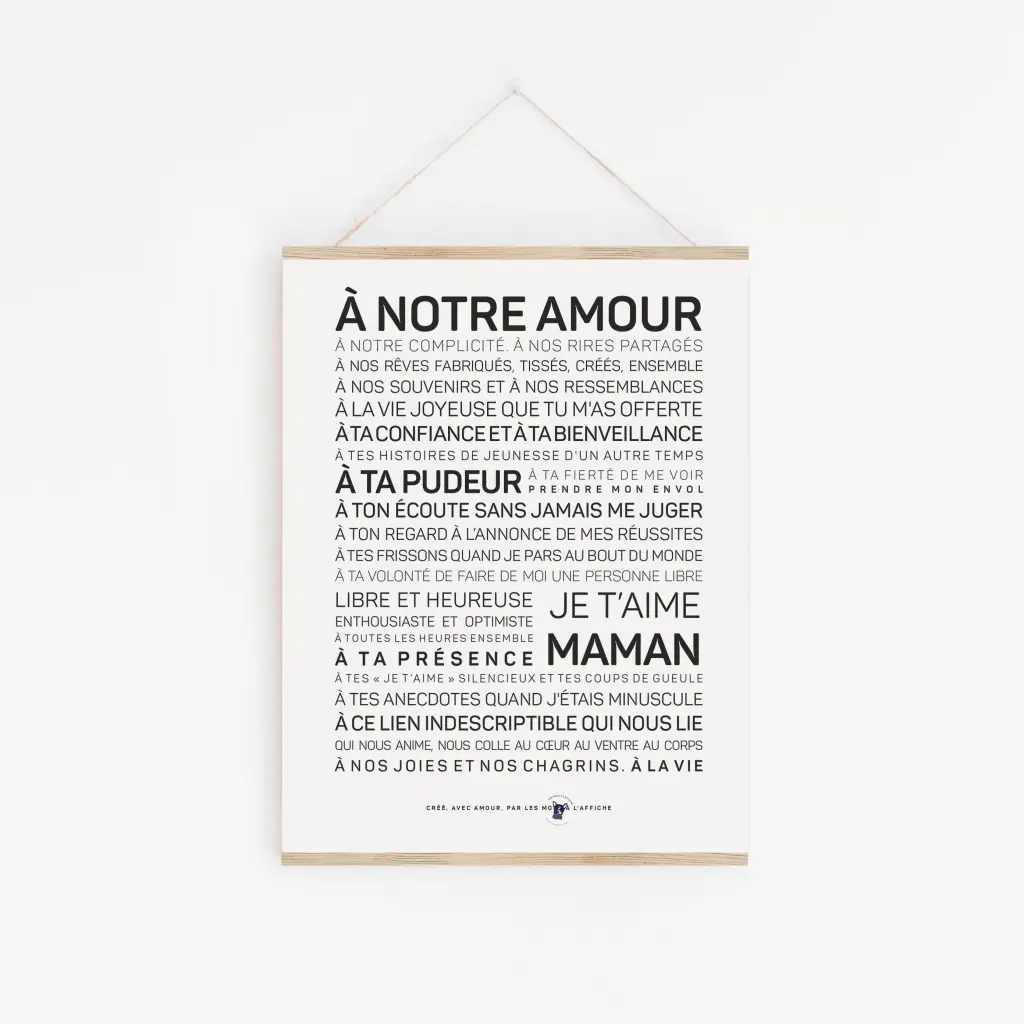 Une maman avec les mots « nore amour » en noir et blanc.