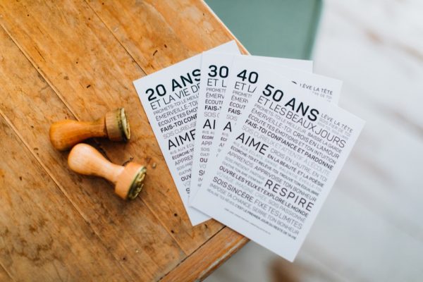 Un ensemble d'invitations de 30 ans sur une table en bois.