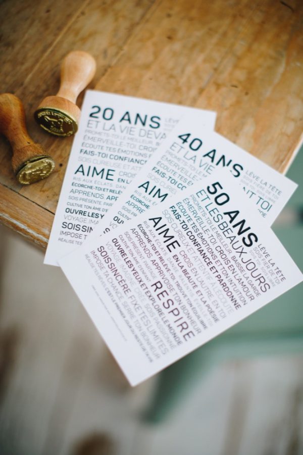 Un ensemble d'invitations de mariage de 50 ans sur une table en bois.