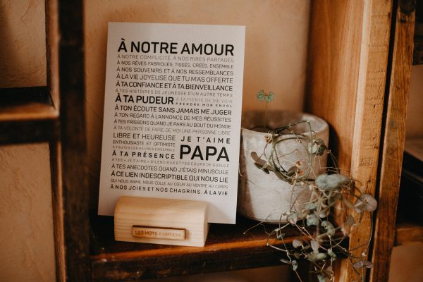 Une étagère en bois avec une pancarte indiquant « notre amour Papa », un cadeau parfait.