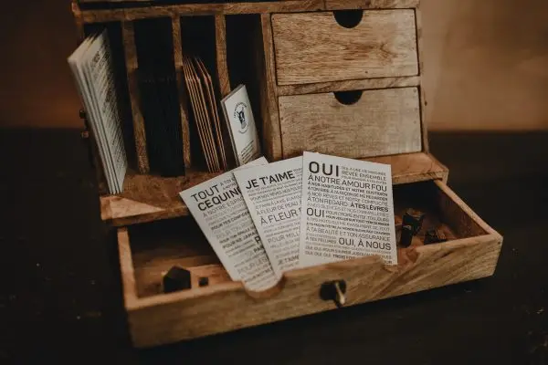 Un Mariage rempli de cartes et de papiers.