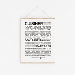 Une affiche en noir et blanc avec le mot « Cuisiner » dessus.