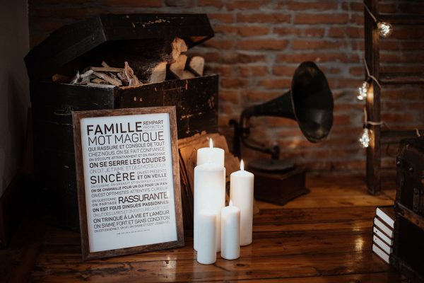 Une table en bois avec des bougies et une Famille à côté.