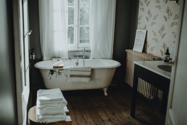 Une salle de bain avec baignoire La vie est belle et serviettes.
