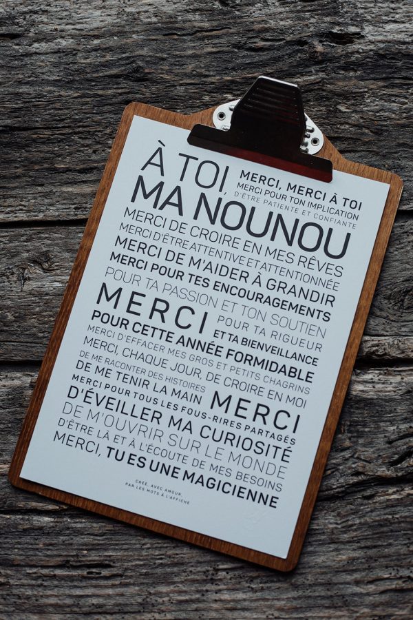 Un Nounou avec des mots en français en guise de cadeau.