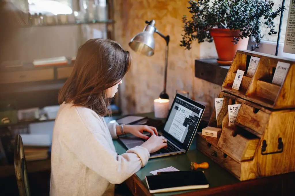 Une femme travaillant sur un ordinateur portable dans un café.