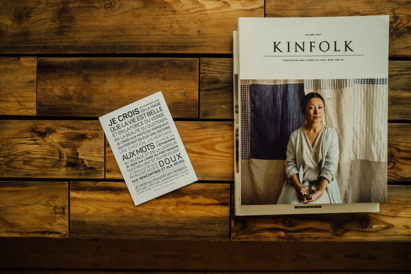 Le magazine kinfolk sur une table en bois.