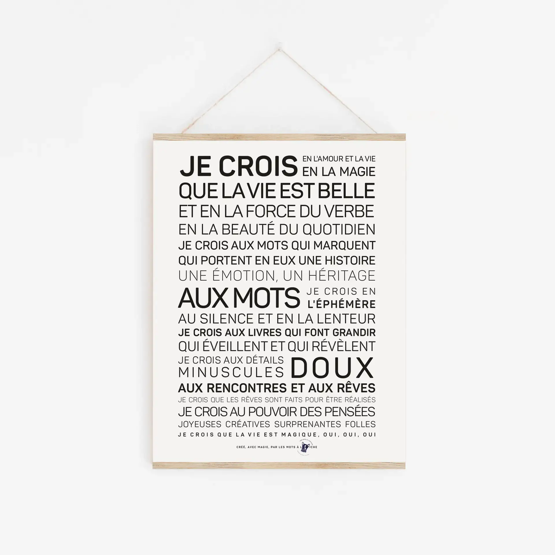 Une affiche avec des mots français accrochée au mur.