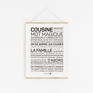Une affiche Cousine en noir et blanc avec les mots « cousine mot magique ».