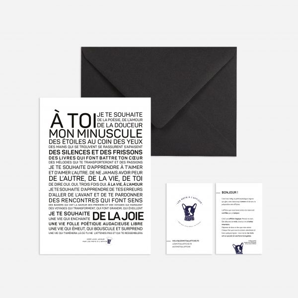 Une enveloppe noire et blanche avec un A toi, mon minuscule et une carte.