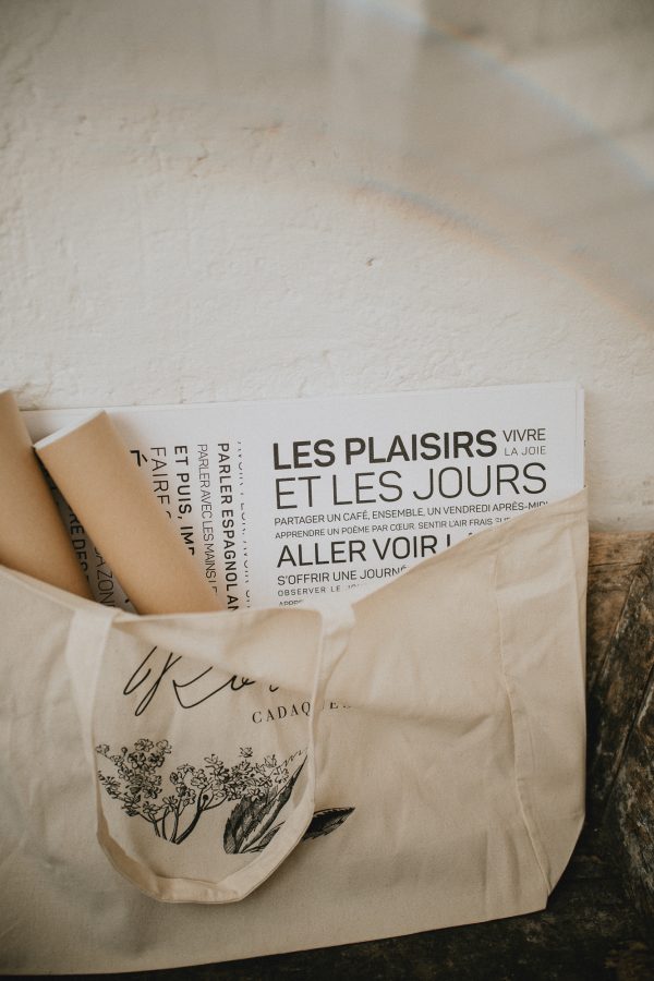 Un tote bag avec le magazine "Les plaisirs et les jours" dedans.