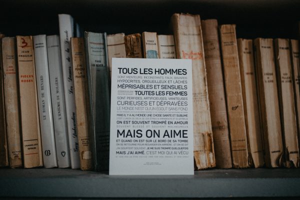 Un livre sur une étagère avec "Tous les hommes sont..." d'Alfred de Musset dessus.