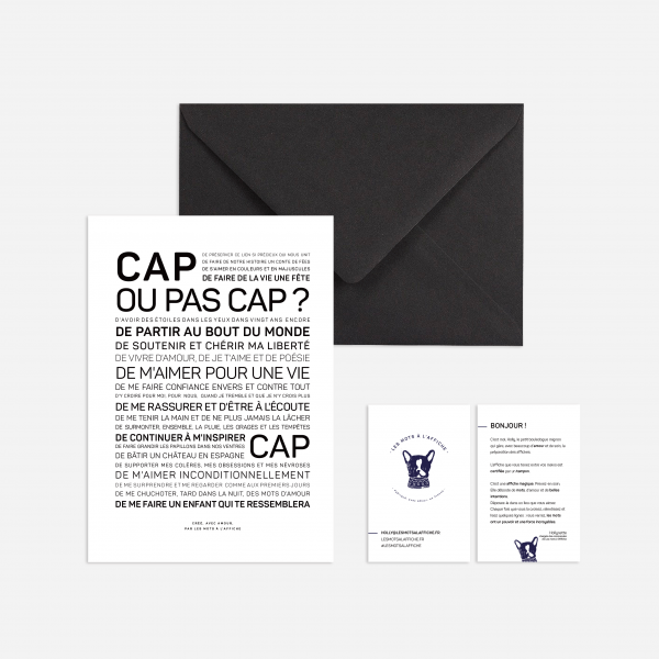 Une enveloppe noire et blanche avec une casquette Cap ou pas ? et une carte.