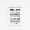 Une affiche en noir et blanc avec les mots Etre libre, devenir soi.