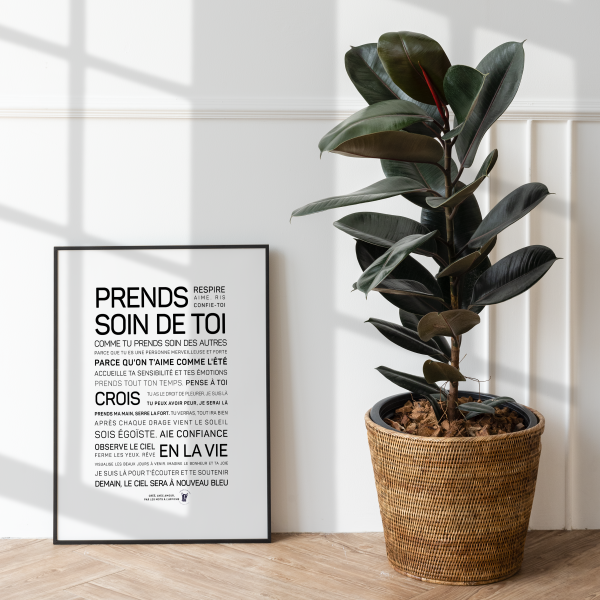 Une affiche avec les mots « Prends soin de toi » à côté d'une plante en pot.