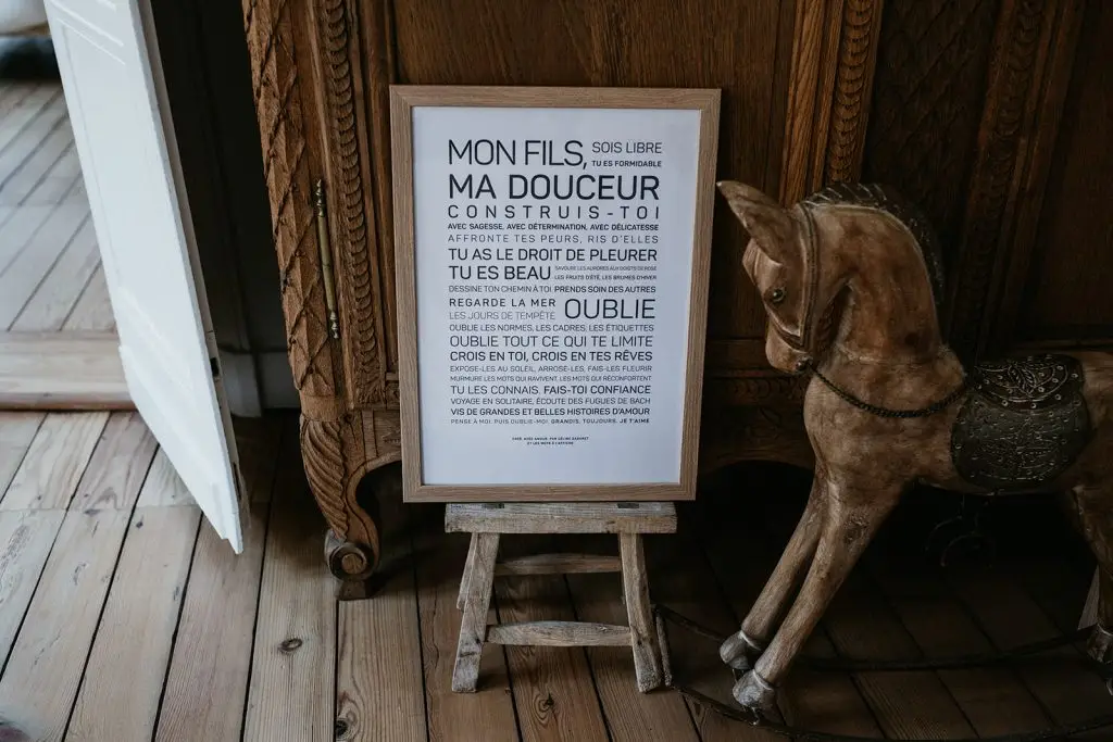 Un tabouret en bois à côté d'un cheval Mon fils avec une pancarte cadeau dessus.