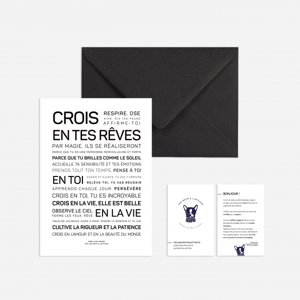 Une enveloppe noire avec un Crois en tes rêves et une carte.