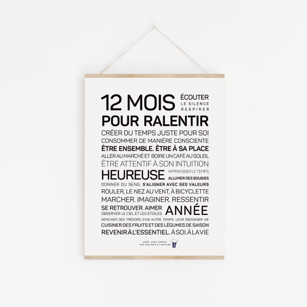 Une affiche en noir et blanc avec les mots « 12 mois pour ralentir », De l'amour (voeux), un cadeau parfait.