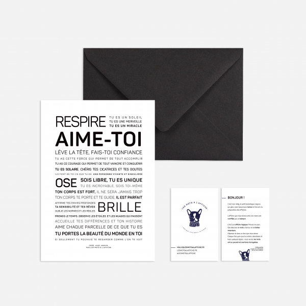 Une enveloppe noire et blanche avec la mention "Aime-toi" et un cadeau.