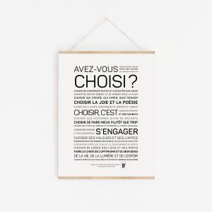Une affiche en noir et blanc avec la mention "Choisir, c'est s'engager" en guise de cadeau.