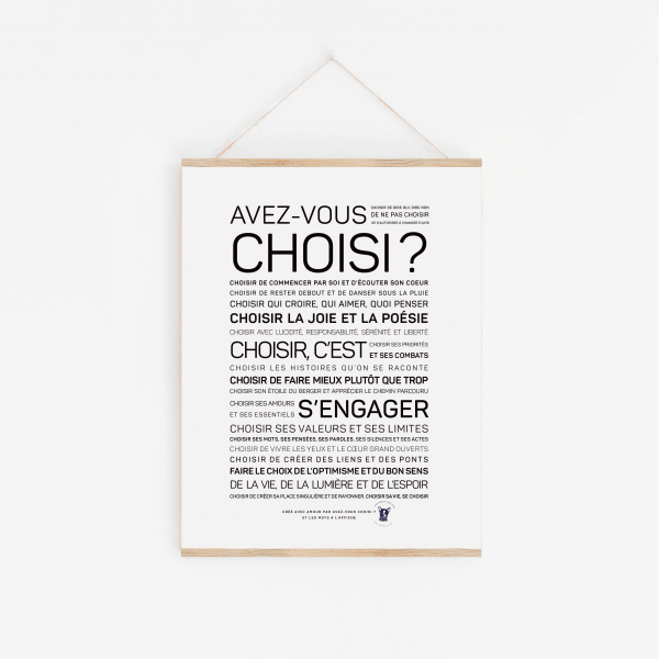 Une affiche en noir et blanc avec la mention "Choisir, c'est s'engager" en guise de cadeau.