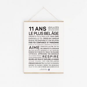Une affiche 11 ans en noir et blanc avec les mots plus belge.