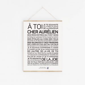 Une affiche en noir et blanc avec la mention "à toi, cher Aurélien" en guise de cadeau.