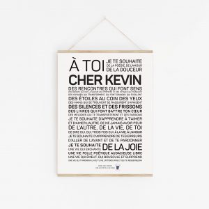 Une affiche en noir et blanc avec la mention « a toi cher Kevin, un cadeau.