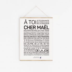 Une affiche en noir et blanc avec les mots a to checher Maël, un cadeau parfait.
