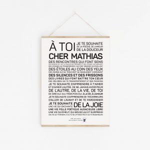 Une affiche en noir et blanc avec la mention "à toi cher Mathias" en guise de cadeau.