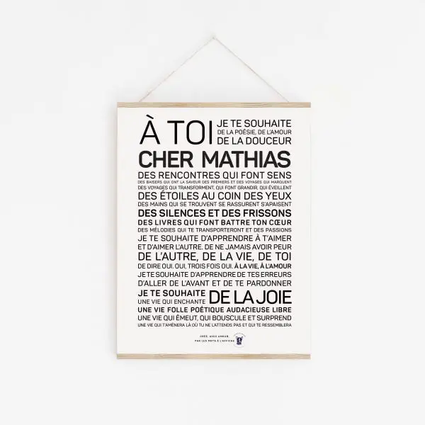 Une affiche en noir et blanc avec la mention "à toi cher Mathias" en guise de cadeau.
