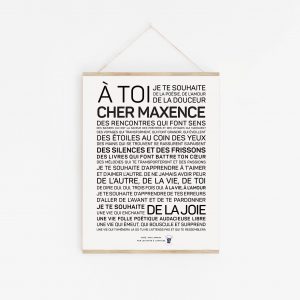 Une affiche en noir et blanc avec la mention « a toi chef Maxence, un cadeau.
