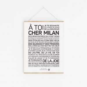 Une affiche en noir et blanc avec les mots « a toi cher Milan », un cadeau bien pensé.