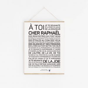 Une affiche en noir et blanc avec la mention "à toi cher Raphaël", un cadeau parfait.