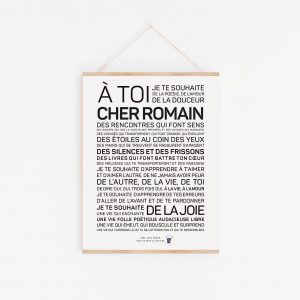 Une affiche en noir et blanc avec la mention "a toi cheer romanin" en Romain.