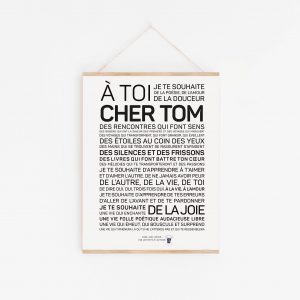 Une affiche en noir et blanc avec les mots « a tot cher Tom », un cadeau parfait.