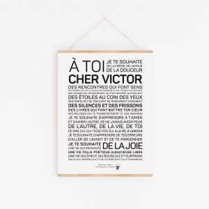 Une affiche en noir et blanc avec les mots "a toi cher Victor" - un Victor pensif.
