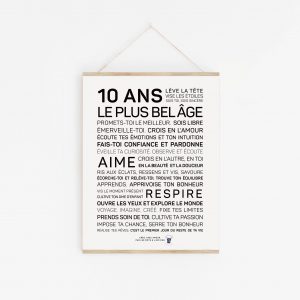 Une affiche en noir et blanc avec les mots 10 ans plus belge, un cadeau parfait. réplique 10 ans.