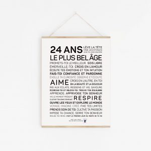 Une affiche en noir et blanc avec les mots « 24 ans plus belle », un cadeau parfait pour 24 ans.