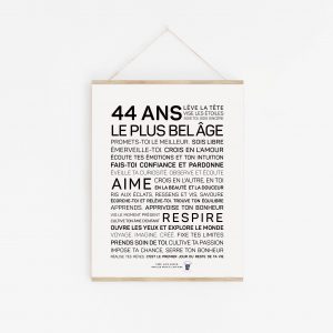 Une affiche en noir et blanc avec la mention "44 ans" plus belge, un cadeau parfait.