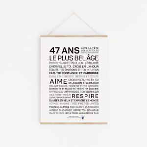 Une affiche en noir et blanc avec les mots 47 ans plus belge, un cadeau parfait.