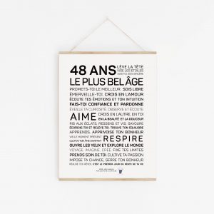 Une affiche en noir et blanc avec la mention « 48 ans plus be age », un cadeau parfait.