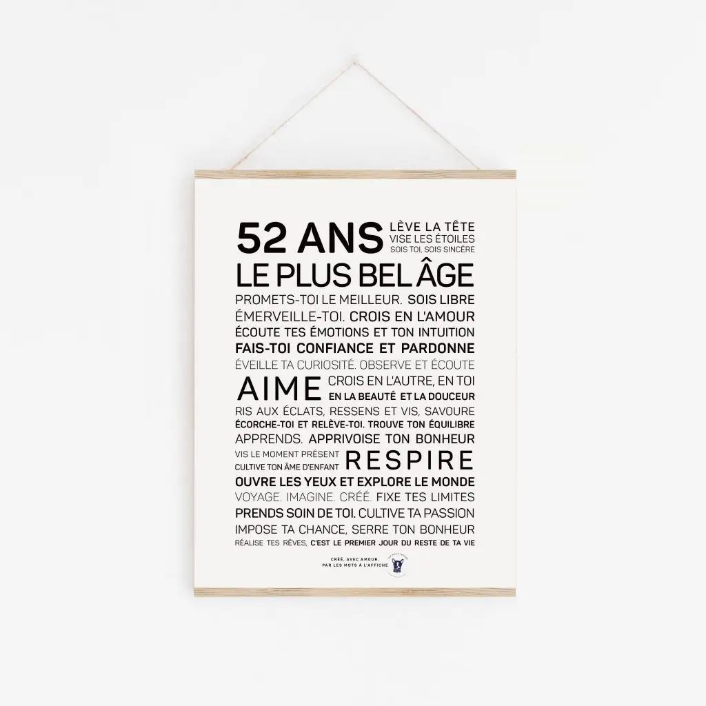 Phrase avec nom du produit : Une affiche en noir et blanc avec les mots 52 ans plus belair, un cadeau parfait.