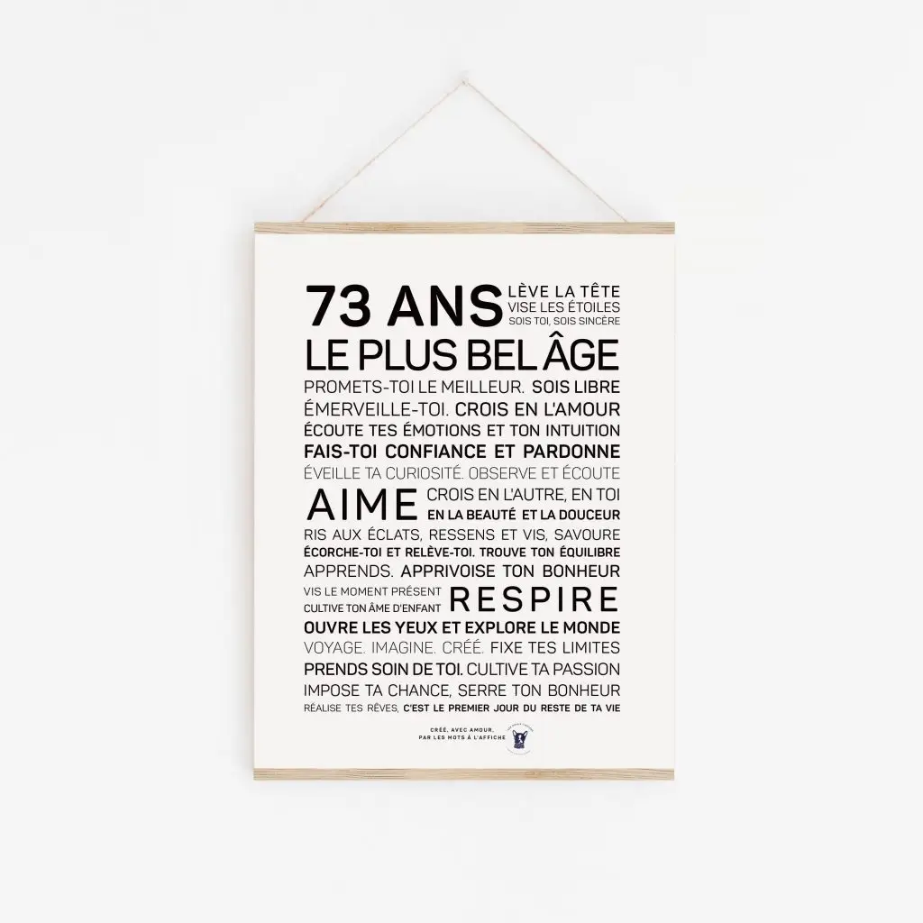 Une affiche en noir et blanc avec les mots 73 ans plus belle, un cadeau parfait.