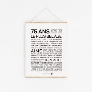 Une affiche en noir et blanc avec les mots 75 ans plus belge, un parfait cadeau 75 ans.