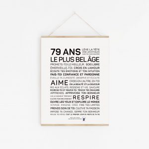 Une affiche en noir et blanc avec les mots "79 ans" plus belle, un cadeau parfait.