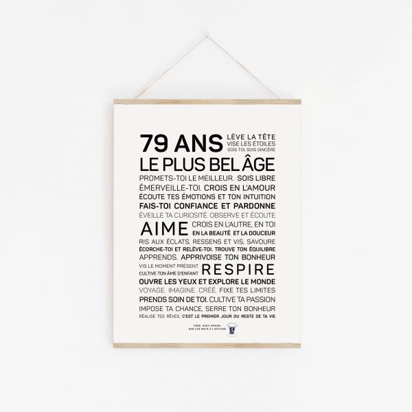 Une affiche en noir et blanc avec les mots "79 ans" plus belle, un cadeau parfait.