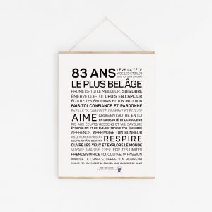 Phrase avec nom du produit : Une affiche en noir et blanc avec les mots « 83 ans plus belge », un cadeau parfait mettant en vedette le produit 83 ans.