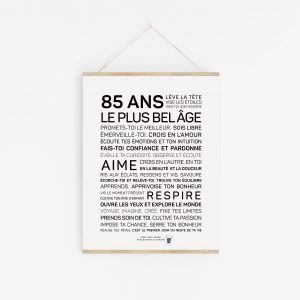 Une affiche cadeau 85 ans en noir et blanc avec les mots plus belge.